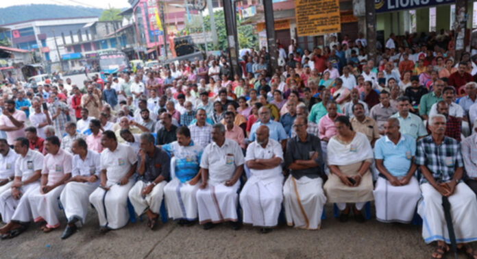പരിസ്ഥിതിലോല മേഖല വിജ്ഞാപനം : ചിറ്റാറില് മലയോര ഐക്യവേദി പ്രതിഷേധ റാലി നടത്തി പരിസ്ഥിതിലോല മേഖല വിജ്ഞാപനം : ചിറ്റാറില് മലയോര ഐക്യവേദി പ്രതിഷേധ റാലി നടത്തി