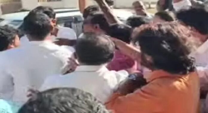 നടുറോഡിൽ തമ്മിൽതല്ലി കേരള കോൺഗ്രസ് ജോസഫ് വിഭാഗം നേതാക്കളും പ്രവർത്തകരും നടുറോഡിൽ തമ്മിൽതല്ലി കേരള കോൺഗ്രസ് ജോസഫ് വിഭാഗം നേതാക്കളും പ്രവർത്തകരും