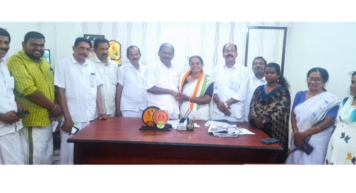 അരുവാപ്പുലം ഗ്രാമപഞ്ചായത്ത് ഉപതെരഞ്ഞെടുപ്പില് വിജയിച്ച അനിലാ സുരേഷിന് രാജീവ് ഭവനില് സ്വീകരണം നല്കി അരുവാപ്പുലം ഗ്രാമപഞ്ചായത്ത് ഉപതെരഞ്ഞെടുപ്പില് വിജയിച്ച അനിലാ സുരേഷിന് രാജീവ് ഭവനില് സ്വീകരണം നല്കി