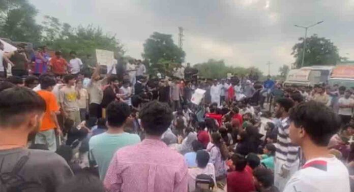 വിദ്യാർഥി പ്രതിഷേധത്തിന് പിന്നാലെ പഞ്ചാബ് ലവ്ലി സർവകലാശാലക്കെതിരെ അന്വേഷണം ഊർജിതം വിദ്യാർഥി പ്രതിഷേധത്തിന് പിന്നാലെ പഞ്ചാബ് ലവ്ലി സർവകലാശാലക്കെതിരെ അന്വേഷണം ഊർജിതം