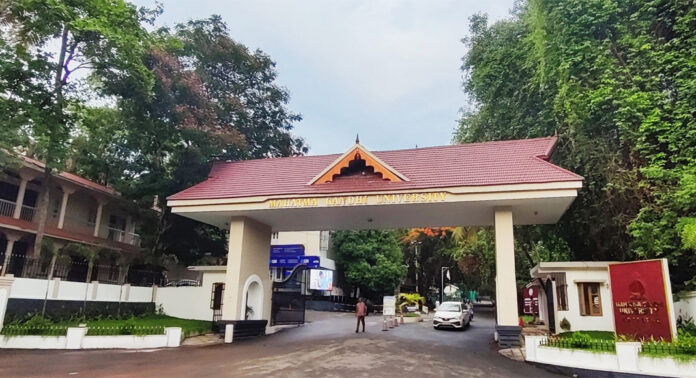 എംജി സര്വകലാശാല വീണ്ടും പരീക്ഷ കണ്ട്രോളറെ മാറ്റി ; ഡോ. സജ്ന ജലീലിന് അധിക ചുമതല എംജി സര്വകലാശാല വീണ്ടും പരീക്ഷ കണ്ട്രോളറെ മാറ്റി ; ഡോ. സജ്ന ജലീലിന് അധിക ചുമതല
