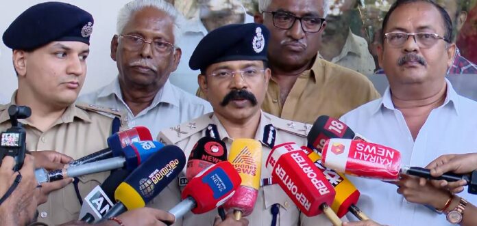 സ്വകാര്യ ബസ് ജീവനക്കാരുടെ അതിക്രമങ്ങൾക്കെതിരെ കർശന നടപടിയുമായി കൊച്ചി സിറ്റി പോലീസ് ; ഫോട്ടോ വെച്ച് പശ്ചാത്തല പരിശോധന നടത്തുമെന്ന് കമ്മീഷണർ സ്വകാര്യ ബസ് ജീവനക്കാരുടെ അതിക്രമങ്ങൾക്കെതിരെ കർശന നടപടിയുമായി കൊച്ചി സിറ്റി പോലീസ് ; ഫോട്ടോ വെച്ച് പശ്ചാത്തല പരിശോധന നടത്തുമെന്ന് കമ്മീഷണർ