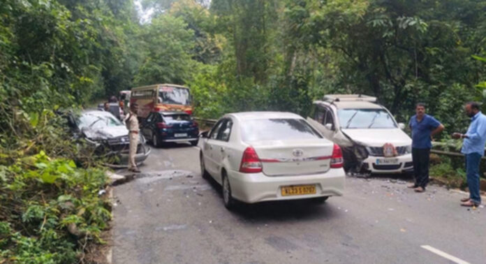 ശബരിമല പാതയില് അട്ടത്തോടിന് സമീപം വാഹനങ്ങള് കൂട്ടിയിടിച്ചു : നാല് തീര്ഥാടകര്ക്ക് പരിക്ക് ശബരിമല പാതയില് അട്ടത്തോടിന് സമീപം വാഹനങ്ങള് കൂട്ടിയിടിച്ചു : നാല് തീര്ഥാടകര്ക്ക് പരിക്ക്