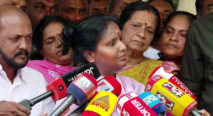 പാർട്ടിക്ക് വഴങ്ങി രമ്യ ഹരിദാസ് ; ഹസ്സൻ സമിതിക്ക് മുന്നിൽ ഹാജരായി വിശദീകരണം നൽകി പാർട്ടിക്ക് വഴങ്ങി രമ്യ ഹരിദാസ് ; ഹസ്സൻ സമിതിക്ക് മുന്നിൽ ഹാജരായി വിശദീകരണം നൽകി