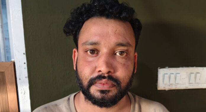 വീട്ടിലെ കട്ടിലിനടിയിൽ ഒളിപ്പിച്ചിരുന്ന അരകിലോയോളം കഞ്ചാവുമായി യുവാവ് പിടിയിൽ വീട്ടിലെ കട്ടിലിനടിയിൽ ഒളിപ്പിച്ചിരുന്ന അരകിലോയോളം കഞ്ചാവുമായി യുവാവ് പിടിയിൽ
