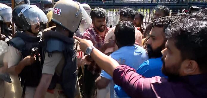 തിരുവനന്തപുരത്തെ എസ്എഫ്ഐ മാർച്ചിലെ സംഘർഷം ; എം. ശിവപ്രസാദും സഞ്ജീവും ഉൾപ്പെടെയുള്ളവർക്കെതിരെ കേസ് തിരുവനന്തപുരത്തെ എസ്എഫ്ഐ മാർച്ചിലെ സംഘർഷം ; എം. ശിവപ്രസാദും സഞ്ജീവും ഉൾപ്പെടെയുള്ളവർക്കെതിരെ കേസ്
