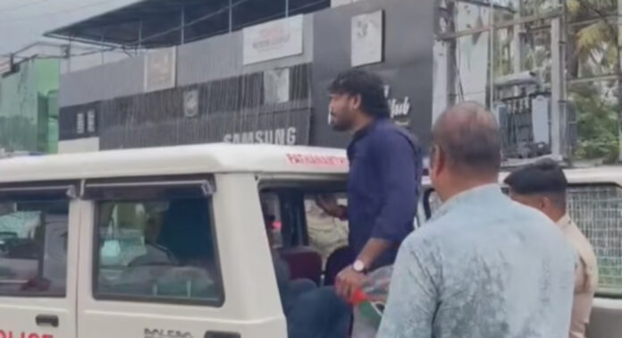 മുഖ്യമന്ത്രി വി.ഡി സതീശനും മന്ത്രിമാര്ക്കും നേരെയുള്ള വഴിതടയല് പ്രതിഷേധം അവസാനിപ്പിക്കാന് യുവമോര്ച്ച മുഖ്യമന്ത്രി വി.ഡി സതീശനും മന്ത്രിമാര്ക്കും നേരെയുള്ള വഴിതടയല് പ്രതിഷേധം അവസാനിപ്പിക്കാന് യുവമോര്ച്ച