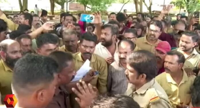 കൊല്ലത്ത് ഫിറ്റ്നസ് പരിശോധന മുടങ്ങിയതിനെ തുടർന്ന് വാഹന ഉടമകളുടെയും തൊഴിലാളികളുടെയും വൻ പ്രതിഷേധം കൊല്ലത്ത് ഫിറ്റ്നസ് പരിശോധന മുടങ്ങിയതിനെ തുടർന്ന് വാഹന ഉടമകളുടെയും തൊഴിലാളികളുടെയും വൻ പ്രതിഷേധം