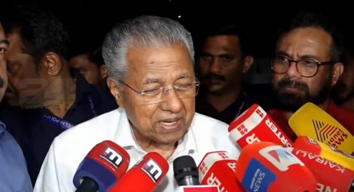ഡൽഹിയിലെ സമരത്തിൽ പങ്കെടുത്തതിനു ശേഷം തിരുവനന്തപുരത്ത് എത്തിയ പിണറായി വിജയനടക്കമുള്ള നേതാക്കൾക്ക് സിപിഎം സ്വീകരണം ഡൽഹിയിലെ സമരത്തിൽ പങ്കെടുത്തതിനു ശേഷം തിരുവനന്തപുരത്ത് എത്തിയ പിണറായി വിജയനടക്കമുള്ള നേതാക്കൾക്ക് സിപിഎം സ്വീകരണം