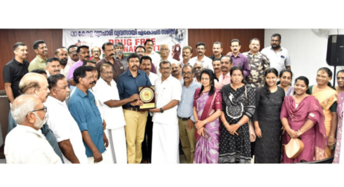 കേരള വ്യാപാരി വ്യവസായി ഏകോപന സമിതിയുടെ നേതൃത്വത്തില് ‘ഡ്രഗ്സ് ഫ്രീ പത്തനംതിട്ട’ ക്യാമ്പയിന് ആരംഭിച്ചു കേരള വ്യാപാരി വ്യവസായി ഏകോപന സമിതിയുടെ നേതൃത്വത്തില് ‘ഡ്രഗ്സ് ഫ്രീ പത്തനംതിട്ട’ ക്യാമ്പയിന് ആരംഭിച്ചു